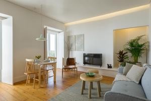 un soggiorno con divano e tavolo di Dona Graca Lisbon Apartments a Lisbona