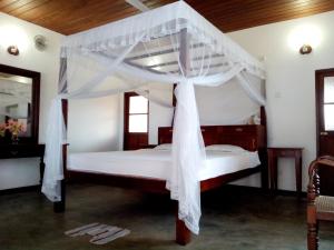 Katil atau katil-katil dalam bilik di Thanu Beach Villa
