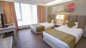 Voodi või voodid majutusasutuse Kingwood Hotel Kuching toas