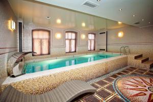 - une grande piscine dans un bâtiment dans l'établissement Pontos Plaza Hotel, à Iessentouki
