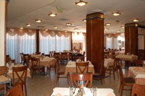 ein Esszimmer voller Tische und Stühle in der Unterkunft Nadejda Hotel in Sofia