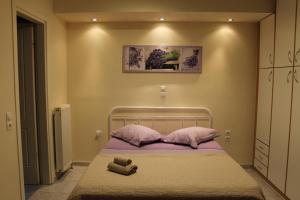 - une chambre avec un lit et deux oreillers dans l'établissement Cozy studio apartment in PIREUS, au Pirée