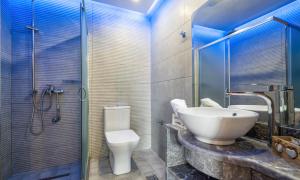Koupelna v ubytování Savvas Luxury Suites