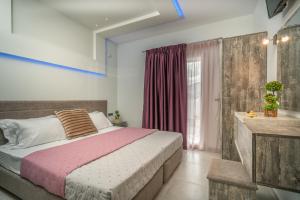 Postel nebo postele na pokoji v ubytování Savvas Luxury Suites