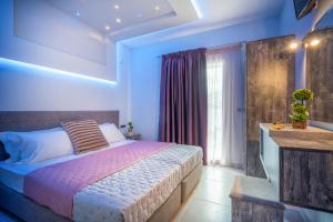Postel nebo postele na pokoji v ubytování Savvas Luxury Suites