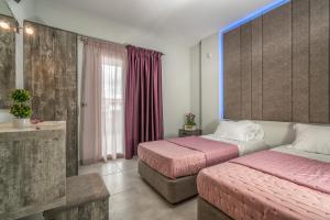 Postel nebo postele na pokoji v ubytování Savvas Luxury Suites