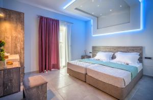 Postel nebo postele na pokoji v ubytování Savvas Luxury Suites