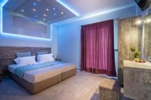 Postel nebo postele na pokoji v ubytování Savvas Luxury Suites