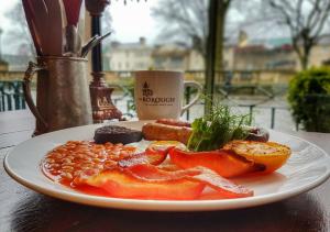 une assiette de nourriture pour le petit-déjeuner sur une table dans l'établissement The Borough Lancaster, à Lancaster