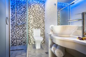 Koupelna v ubytování Savvas Luxury Suites