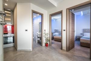 Kuchyň nebo kuchyňský kout v ubytování Savvas Luxury Suites