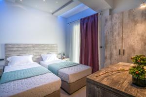 Postel nebo postele na pokoji v ubytování Savvas Luxury Suites + 37 fotografií