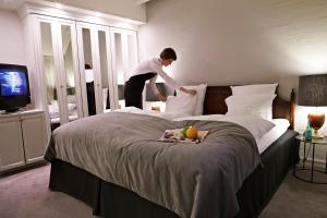 En eller flere senge i et værelse på Munkebo Kro & Hotel