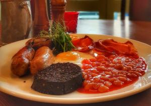 un plato de desayuno con huevos de carne y judías en The Borough Lancaster, en Lancaster