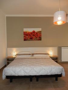 ein Schlafzimmer mit einem Bett und einem Wandgemälde in der Unterkunft La Casa di Diana in Porto SantʼElpidio