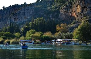 un par de personas en un barco en un río en Dalyan Terrace Hotel, en Dalyan