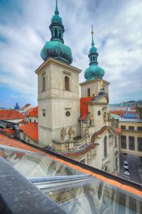 um edifício com duas cúpulas no topo de um edifício em Residence St Havel Prague Old Town em Praga