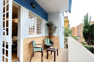 een balkon met 2 stoelen en een tafel bij Cozy Domar - My Extra Home in Rome