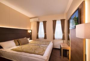 Postel nebo postele na pokoji v ubytování Hotel Honti Wellness és Konferencia Szálloda