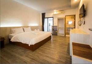 1 dormitorio con 1 cama grande en una habitación en Must Come Boutique Hotel en Ban Nam Khong