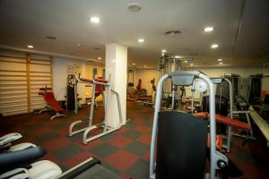 einen Fitnessraum mit Laufbändern und Maschinen in einem Zimmer in der Unterkunft Hotel Colosseo & Spa in Shkodra