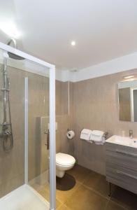 een badkamer met een douche, een toilet en een wastafel bij San Giovanni in Porto-Vecchio