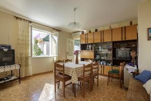 Kuchyň nebo kuchyňský kout v ubytování Apartman Željka