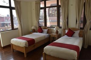 Postel nebo postele na pokoji v ubytování ROKPA Guest House