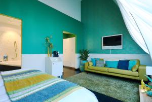 een slaapkamer met een bed en een bank erin bij Librije's Hotel in Zwolle