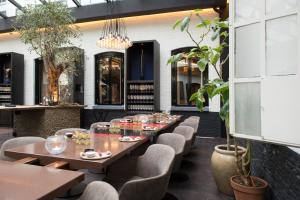 een eetkamer met tafels, stoelen en planten bij Librije's Hotel in Zwolle +26 foto's