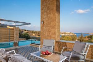 Bazén v ubytovaní Olea Villas - Infinity Pool, Hot Tub, Sea Views alebo v jeho blízkosti