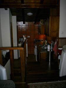 uma cozinha com pisos em madeira e uma bancada em Casinha à beira ribeirio em Manteigas