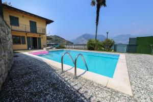 una piscina di fronte a una casa di La Casa sul Lago d'Iseo a Sulzano