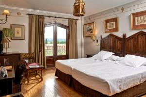 a bedroom with a large bed and a window at Parador de Olite in Olite