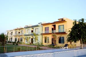 una imagen de un edificio con complejo en Chitrakoot Garden and Resorts, en Pushkar