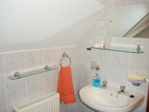 bagno con asciugamano arancione e lavandino di Ashfield B&B a Kenmare Altre 37 foto