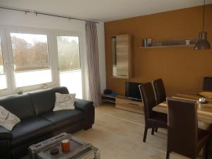 - un salon avec un canapé et une table dans l'établissement VIDS10C15-FeHaus-Huus-Oostsied, à Vitzdorf