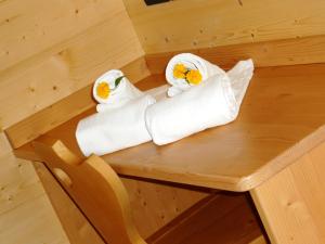 ein Holztisch mit Handtüchern darauf in der Unterkunft Maso Fior di Bosco - Val di Rabbi - Esercizio Rurale in Rabbi + 67 Fotos