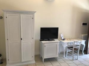 TV a/nebo společenská místnost v ubytování Relais Masseria Serritella