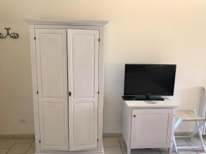 TV a/nebo společenská místnost v ubytování Relais Masseria Serritella