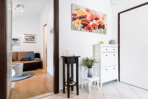 ein Wohnzimmer mit einem Sofa und einem Gemälde an der Wand in der Unterkunft Apartment Kala in Split