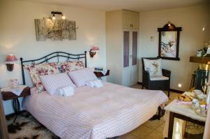 מיטה או מיטות בחדר ב-Country guesthouse Αερικό
