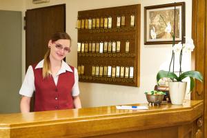 ベルンカステル・クースにあるホテル ツル ポストの部屋の窓口に立つ女