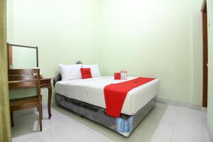 Tempat tidur dalam kamar di RedDoorz Plus near Taman Sari