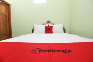 Rúm í herbergi á RedDoorz Plus near Taman Sari