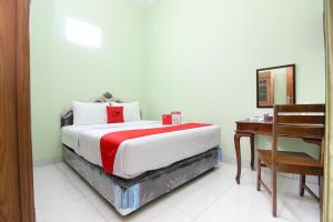 Rúm í herbergi á RedDoorz Plus near Taman Sari