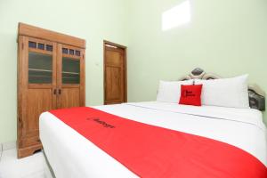 Rúm í herbergi á RedDoorz Plus near Taman Sari