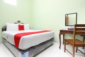 Rúm í herbergi á RedDoorz Plus near Taman Sari
