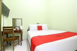 Rúm í herbergi á RedDoorz Plus near Taman Sari