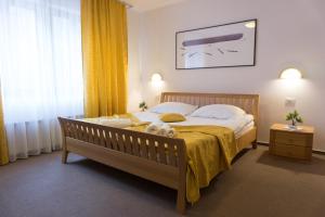 um quarto com uma cama com um bicho de peluche em Restaurant and rooms Kotlar em Kobarid